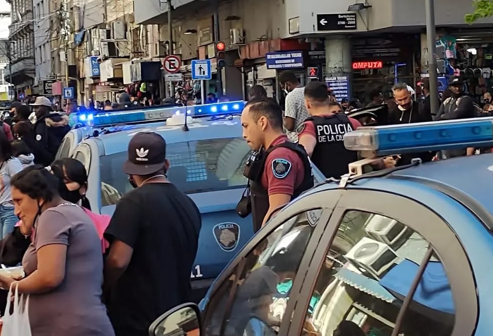 Apuñalaron a un mantero senegalés en Castelli y Bartolomé Mitre