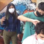 Prana inicia una nueva campaña de cortes de pelo gratis a cambio de alimentos para el Comedor de Santi en Saavedra
