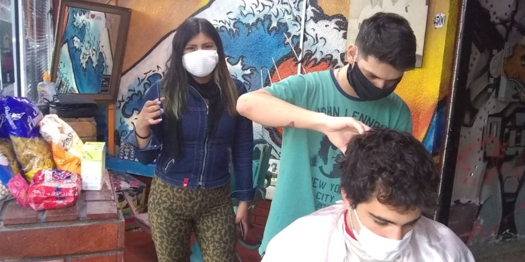 Prana inicia una nueva campaña de cortes de pelo gratis a cambio de alimentos para el Comedor de Santi en Saavedra