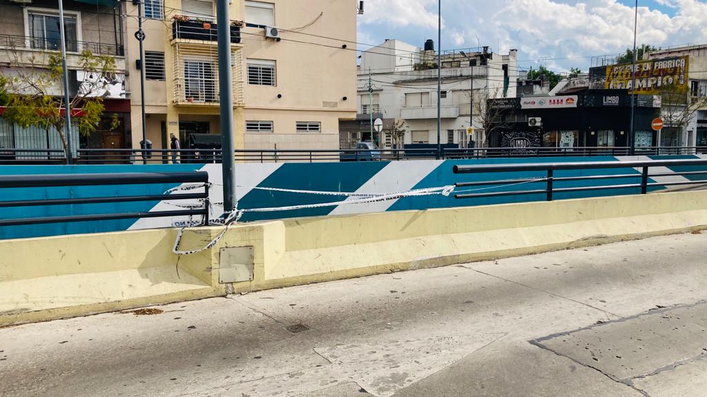 Se dañó una de las barandas del túnel de la avenida Balbín a raíz. de un siniestro vial