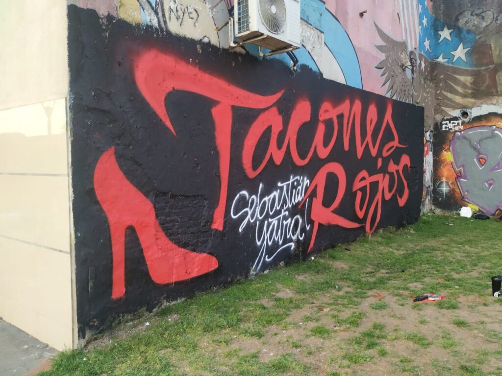 Un mural en Balbín y Goyeneche promociona el nuevo tema de Sebastián Yatra “Tacones Rojos”