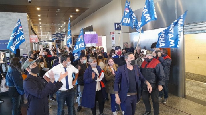 Aeroparque: trabajadores despedidos de Latam exigieron su reincorporación y forcejearon con la policía