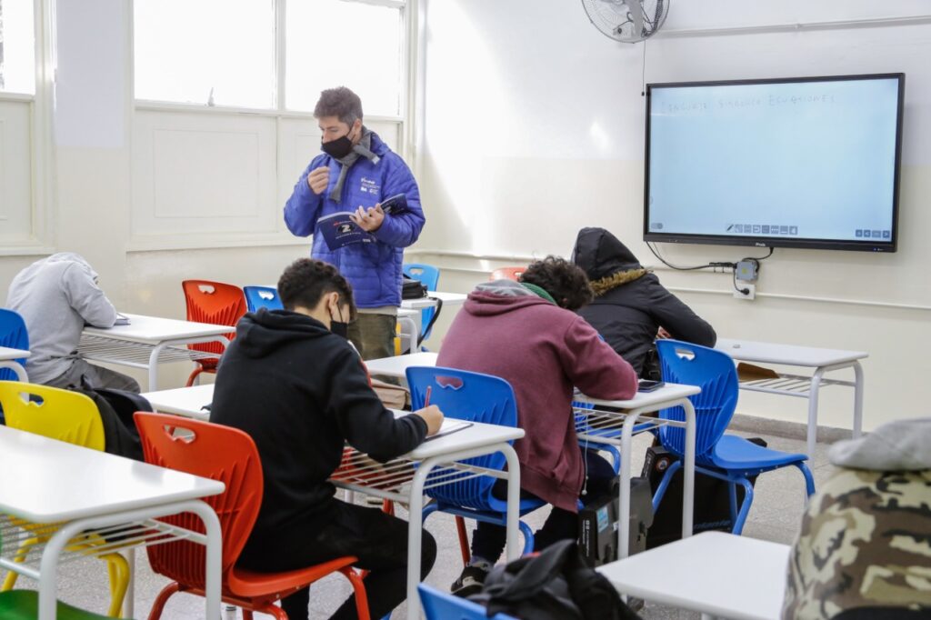 Ciudad becó a 48.000 estudiantes para que “terminen el secundario estudiando”