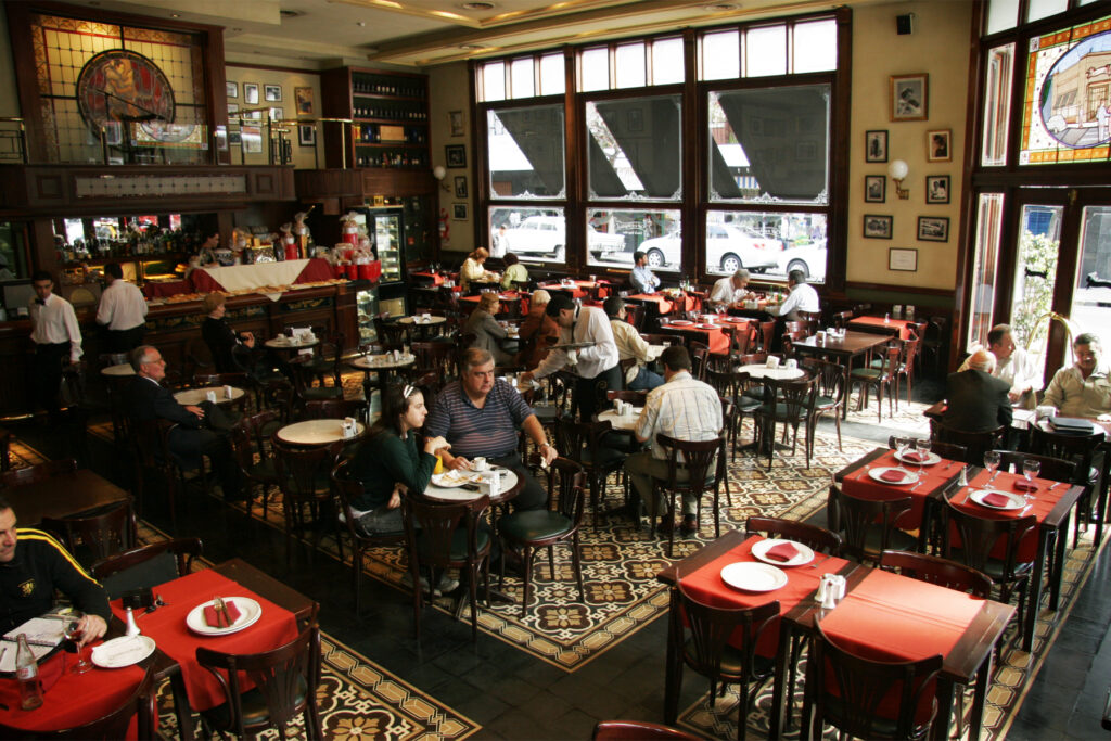 Eliminan aforos y restricciones horarias para shoppings, comercios, cines y la gastronomía en CABA