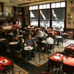 Eliminan aforos y restricciones horarias para shoppings, comercios, cines y la gastronomía en CABA