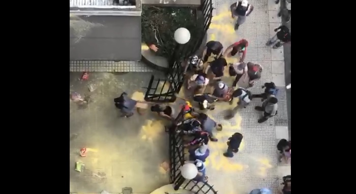 Manifestantes ingresaron a la fuerza al Ministerio de Desarrollo Social y causaron destrozos
