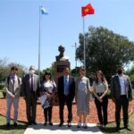 Colocan una placa biográfica de Ho Chi Minh al pie de su estatua en la Comuna 12