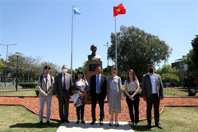 Colocan una placa biográfica de Ho Chi Minh al pie de su estatua en la Comuna 12