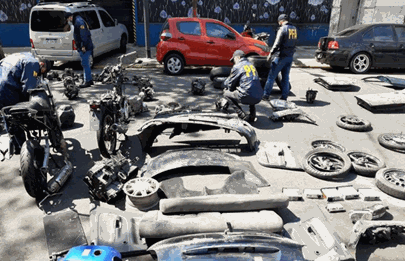 Allanan y clausuran un desarmadero ilegal de autos en La Boca