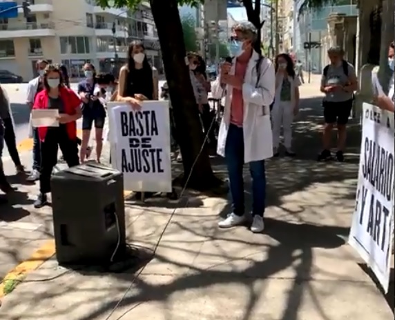 Protesta frente al Ameghino contra el cierre de concurrencias