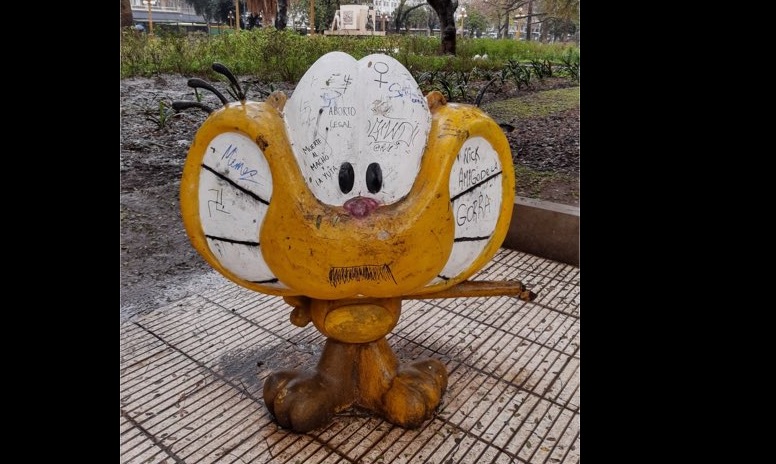 Nik se quejó por la falta de mantenimiento a la estatua de Gaturro en el Parque del Bajo: “Quedó inservible”