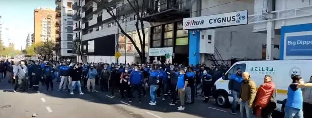 Boedo: protesta e incidentes entre la policía y afiliados al sindicato de lecheros