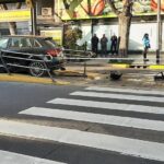 Dos heridos tras el choque de una camioneta contra un semáforo y la dársena del Metrobus en Cabildo y Quesada