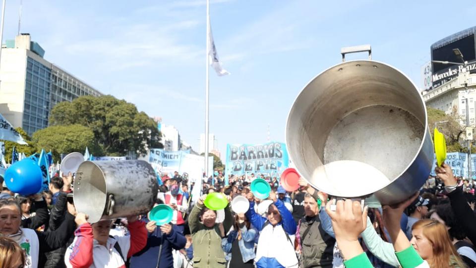 Movimientos sociales realizan un “Ollazo nacional” frente al Obelisco porque “el hambre no se aguanta más