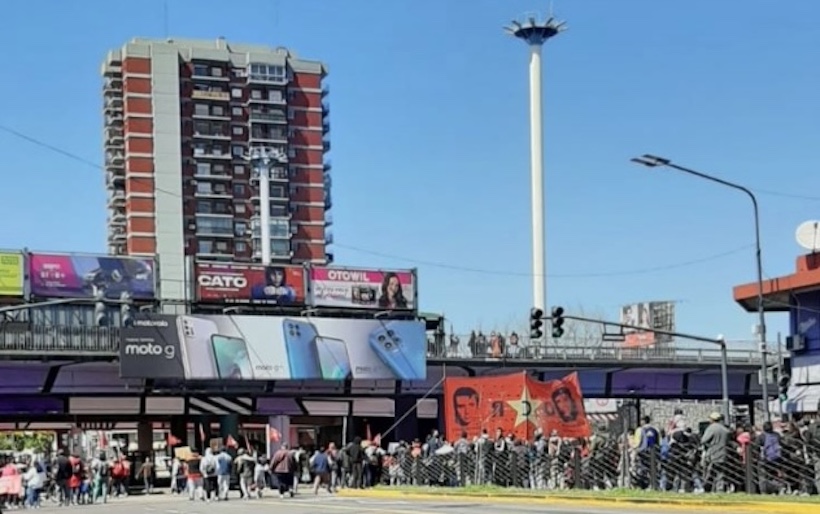 Cientos de manifestantes cortaron el Puente Saavedra en el marco de una joranda nacional piquetera