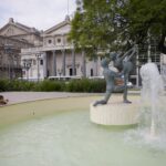Instalan el monumento a los bailarines del Teatro Colón en la fuente de la Plaza Lavalle