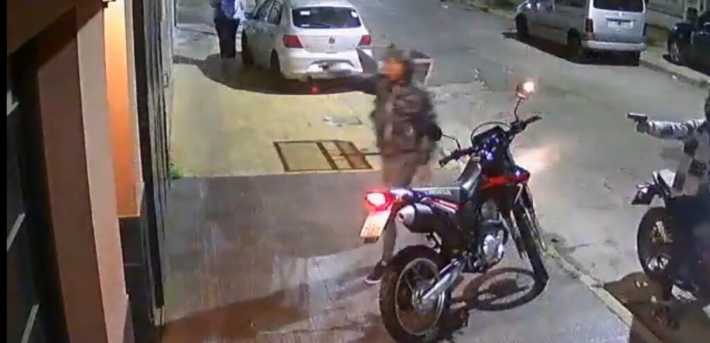 Mataron de dos disparos a un policía de la Ciudad para robarle la moto en Caseros
