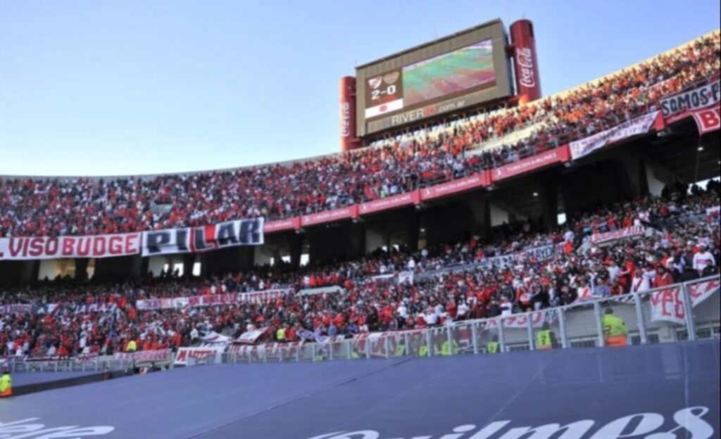 Imputaron a los presidentes de River y Vélez por exceso de público en sus canchas
