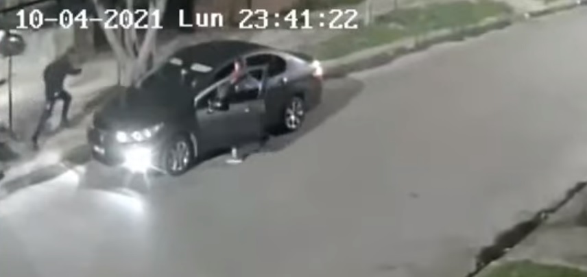 Laferrere: un policía de la Ciudad mató a dos delincuentes y terminó herido cuando intentaron robarle el auto