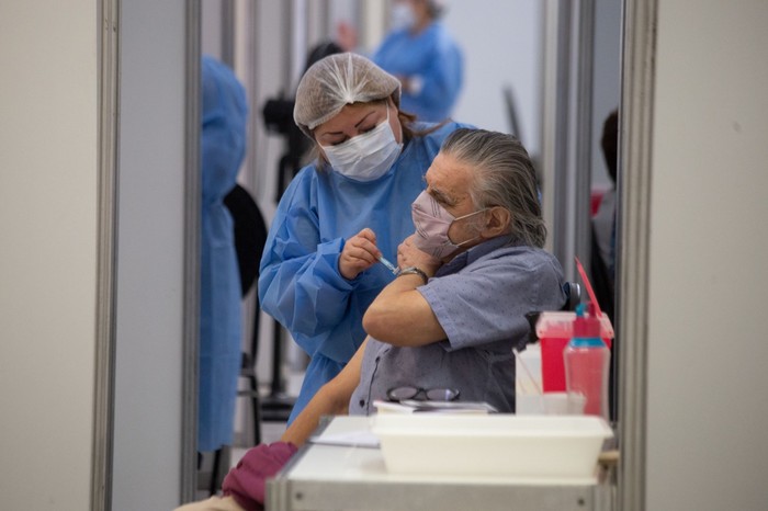 La semana próxima aplicarán terceras dosis a inmunocomprometidos y mayores de 50 vacunados con Sinopharm