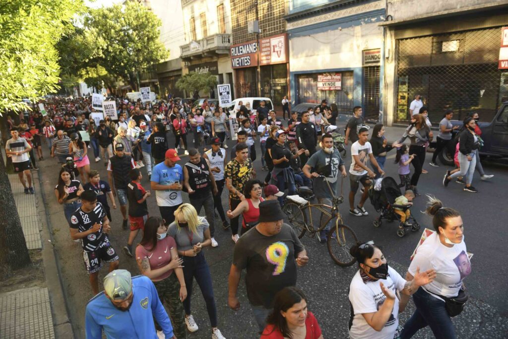Compañeros y amigos de Lucas González exigieron justicia frente a la comisaría de Barracas