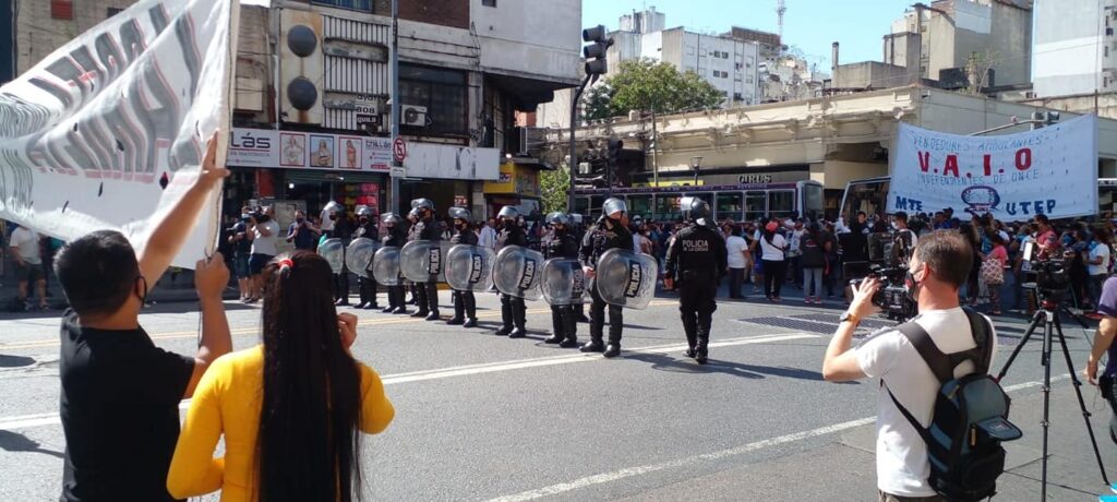 Manteros y comerciantes protagonizarán protestas simultáneas en Pueyrredón y Mitre