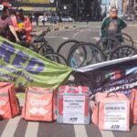 Repartidores cortaron la avenida 9 de Julio frente al Obelisco y anuncian un paro para el viernes