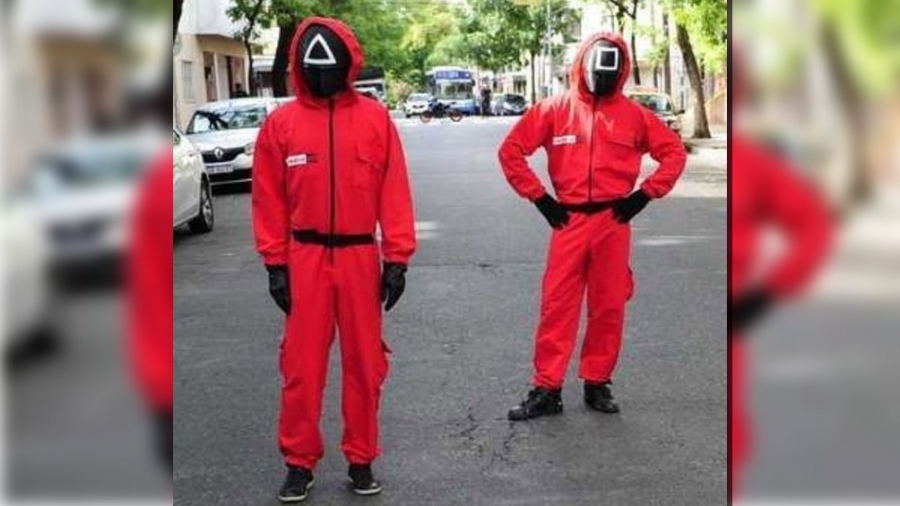 Se disfrazaron como los guardias de El Juego del Calamar y votaron en el Colegio Mater Ter Admirabilis de San Cristóbal