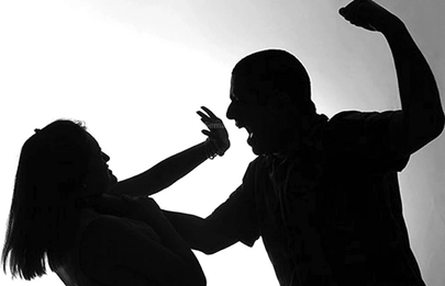 Piden juicio para acusado de quemar con agua hirviendo y golpear a su novia en Villa Lugano