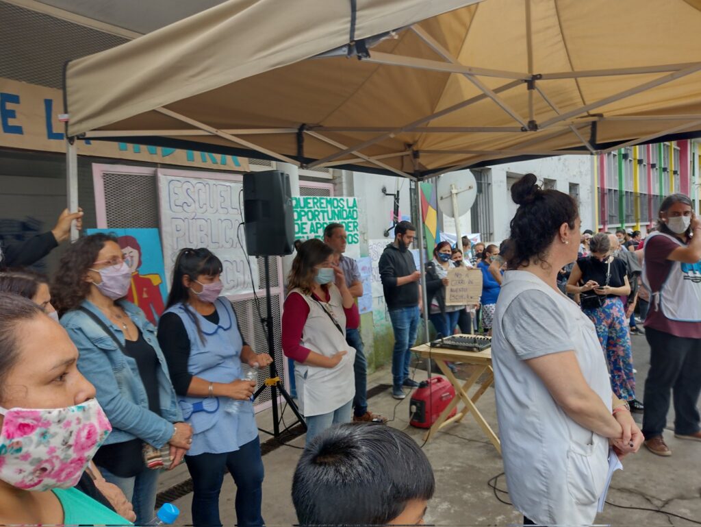 La comunidad educativa de la escuela Indira Gandhi realizó un abrazo simbólico contra el traslado a Retiro