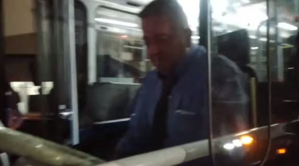 Emotivo homenaje a un chofer de la 152 por su jubilación