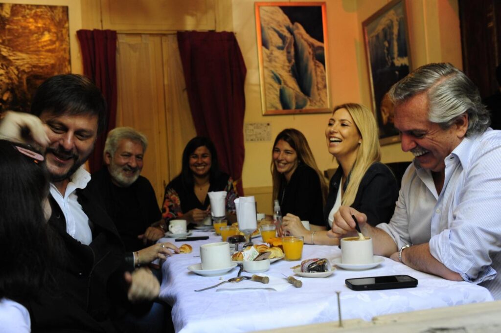 Alberto Fernández desayunó en Boedo con Santoro y la comunera Acuña