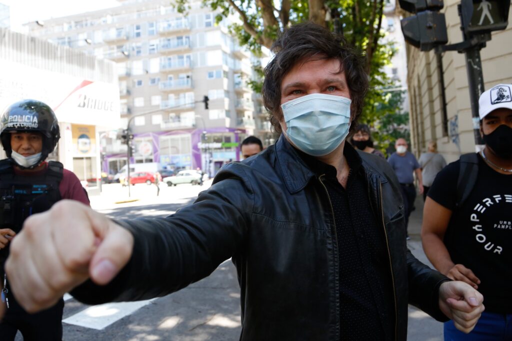 Milei volvió a votar en Almagro, rompió la veda y pidió “revalorizar las ideas de libertad”