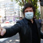 Milei volvió a votar en Almagro, rompió la veda y pidió “revalorizar las ideas de libertad”