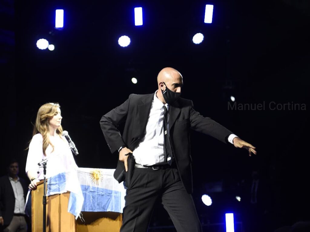 “Vengo a despertar leones”:  un custodio amenazó al público con un arma durante el acto de Milei