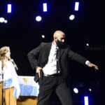 “Vengo a despertar leones”:  un custodio amenazó al público con un arma durante el acto de Milei