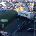 Liniers: un camión con acoplado se atascó y quedó colgado en una subida de la avenida General Paz