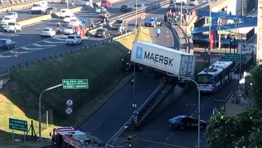 Liniers: un camión con acoplado se atascó y quedó colgado en una subida de la avenida General Paz