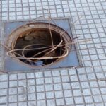 Piden reparación urgente de un pozo a metros de la estación Coghlan tras la caída de una niña