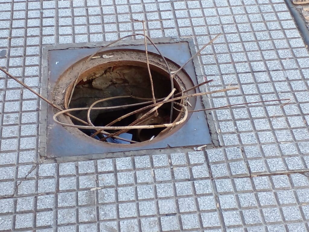 Piden reparación urgente de un pozo a metros de la estación Coghlan tras la caída de una niña