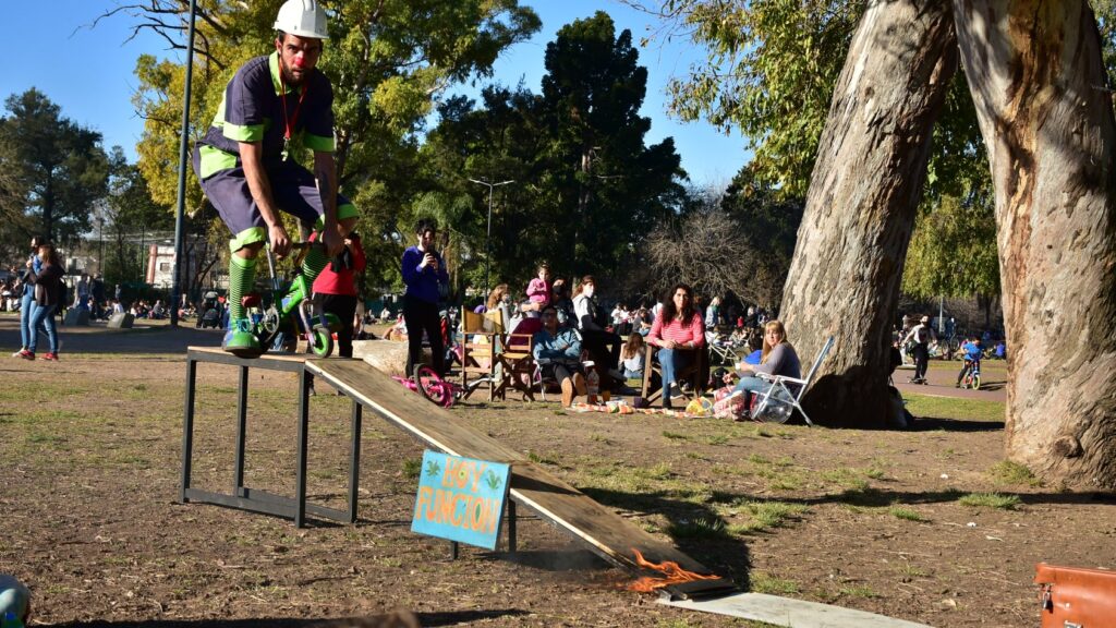 Varieté de circo a la gorra en Parque Saavedra