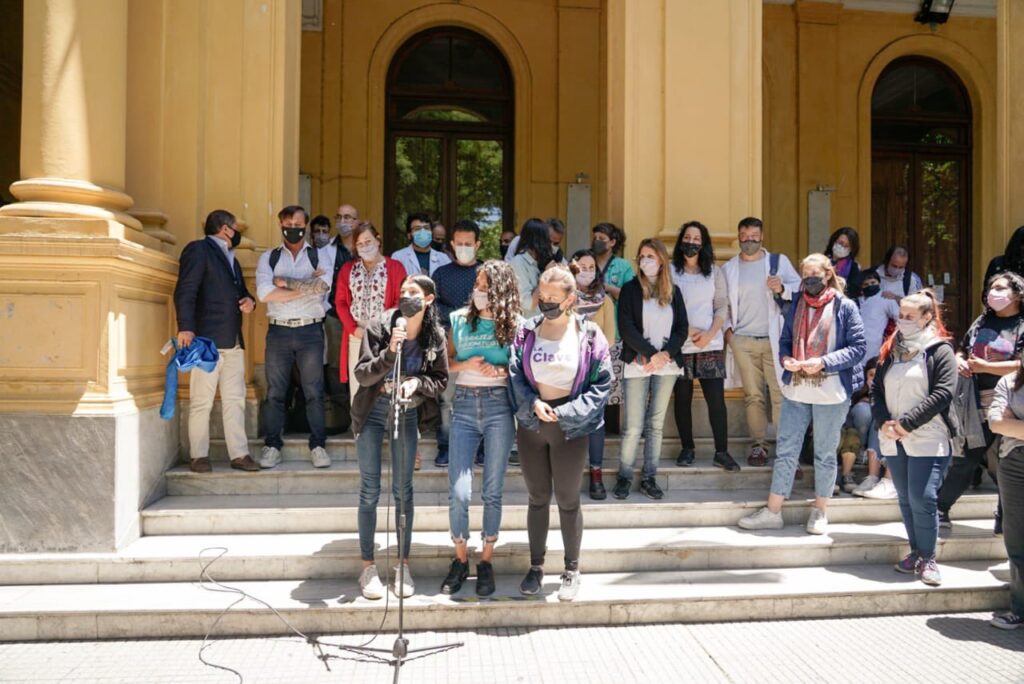 Dirigentes sindicales y legisladores presentes en la protesta de la Escuela Mariano Acosta contra los robos