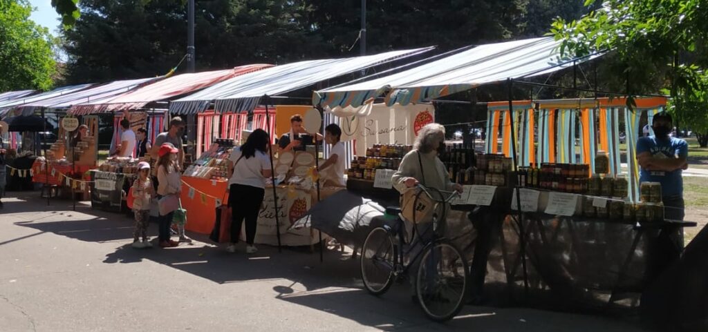 Con buena concurrencia de vecinos, Buenos Aires Market debutó en su nueva ubicación del Parque Mugica