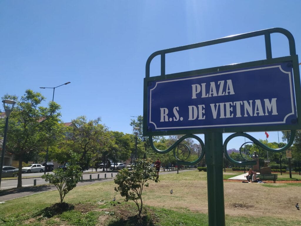 Plantaron dos oleas texanas en el sitio donde estaba el antiguo ombú de Goyeneche y Congreso