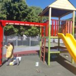 La Comuna 12 realizó tareas de mantenimiento en patios de juegos y mobiliario del Parque Goyeneche