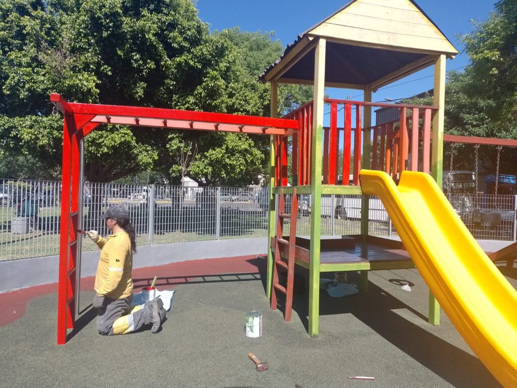 La Comuna 12 realizó tareas de mantenimiento en patios de juegos y mobiliario del Parque Goyeneche