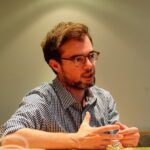 ArteBA: religiosos pidieron la renuncia de Enrique Avogadro porque un artista se columpió sobre un rosario