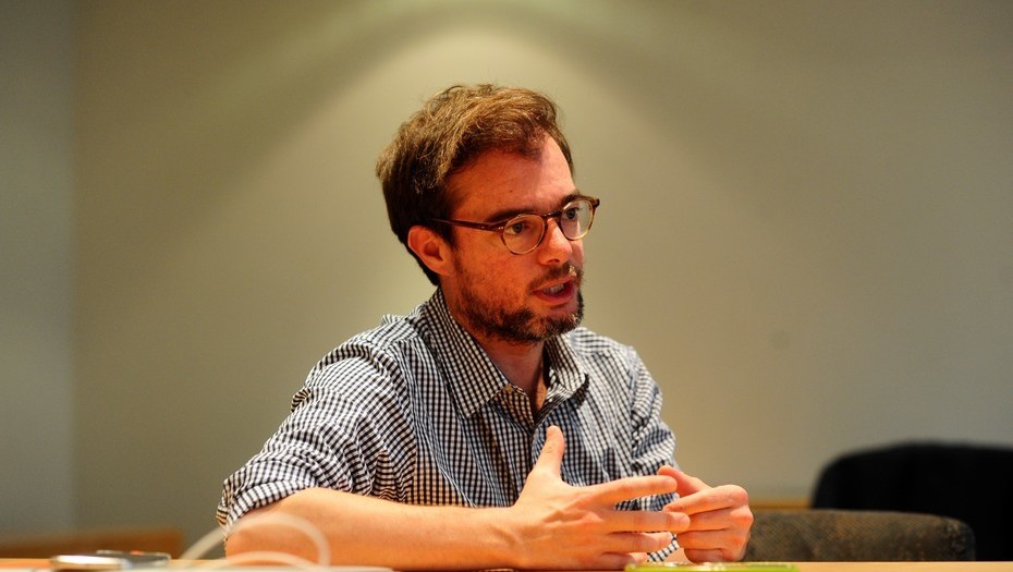 ArteBA: religiosos pidieron la renuncia de Enrique Avogadro porque un artista se columpió sobre un rosario