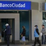 Los bancos volvieron a atender sin turno y continúan los cuidados sanitarios