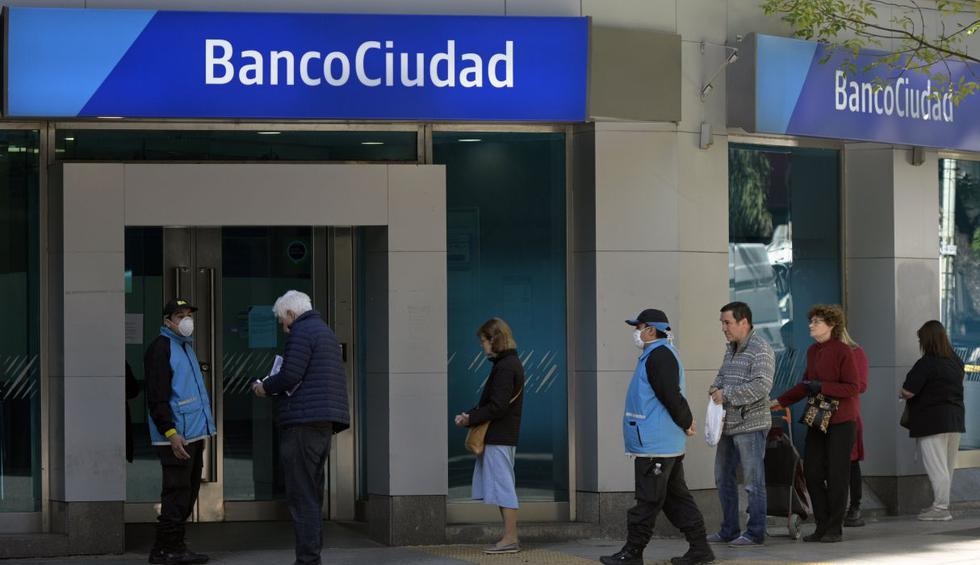 Los bancos volvieron a atender sin turno y continúan los cuidados sanitarios
